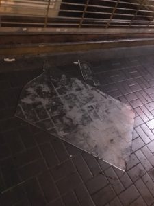 台風で割れ落ちたガラス板